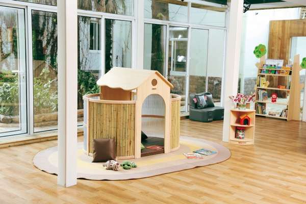 Indoor-Spielhaus mit Bodenpolster für den Kindergarten